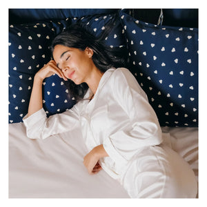 Emily's Pillow - Herzgemusterter Maulbeerseiden-Kissenbezug | Nachtblau