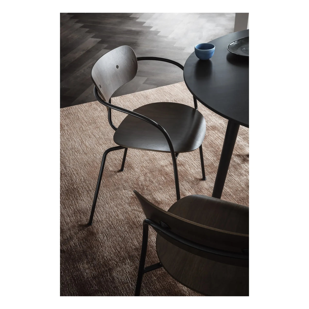 & Tradition - Pavillion AV 2 Stuhl | Nussbaum