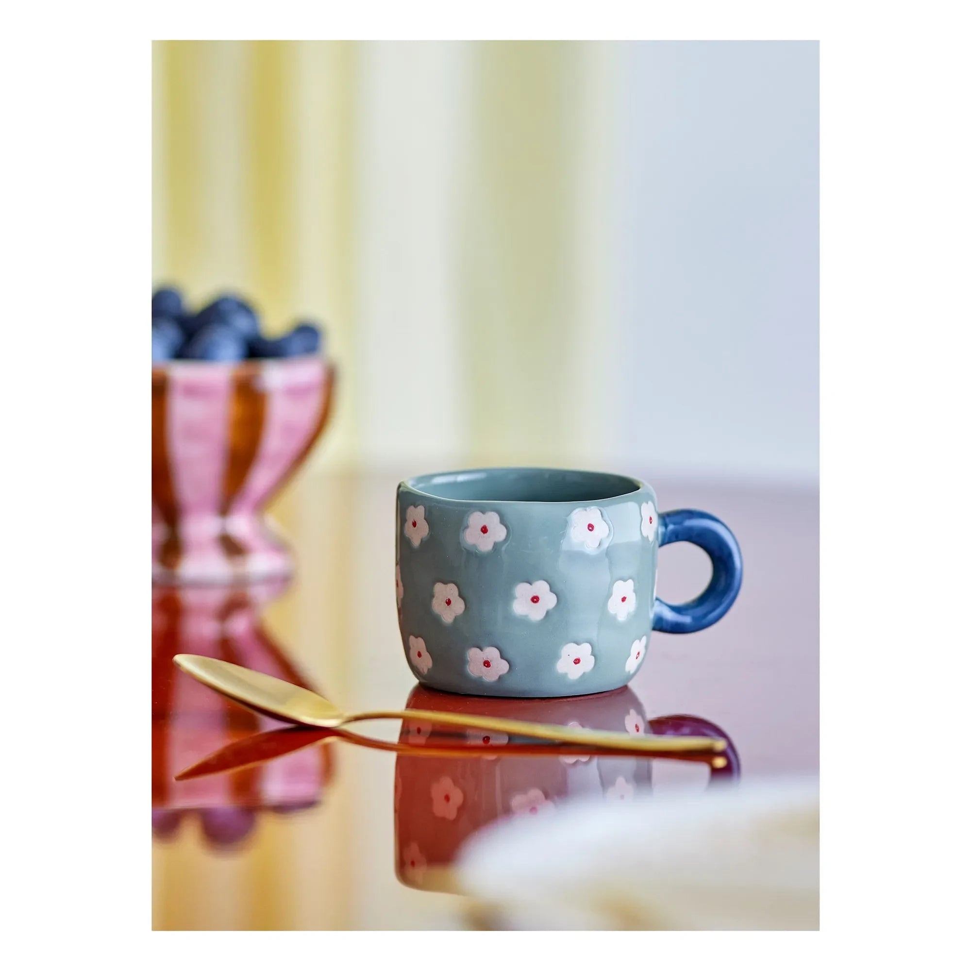 Bloomingville - Nini Steinzeug-Tasse mit Blumenmuster | Blau