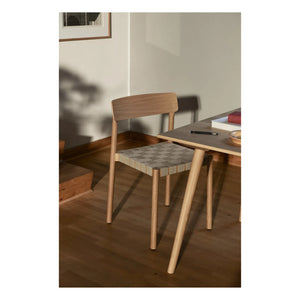 & Tradition - Betty TK1 Stuhl mit Holzfußgestell