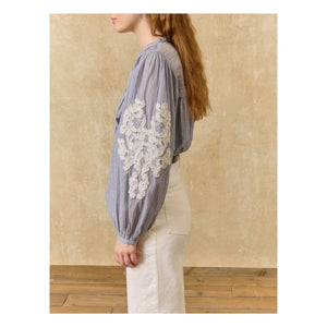 Louise Misha - Jally Gestreifte Bluse aus Bio-Baumwolle | Blau