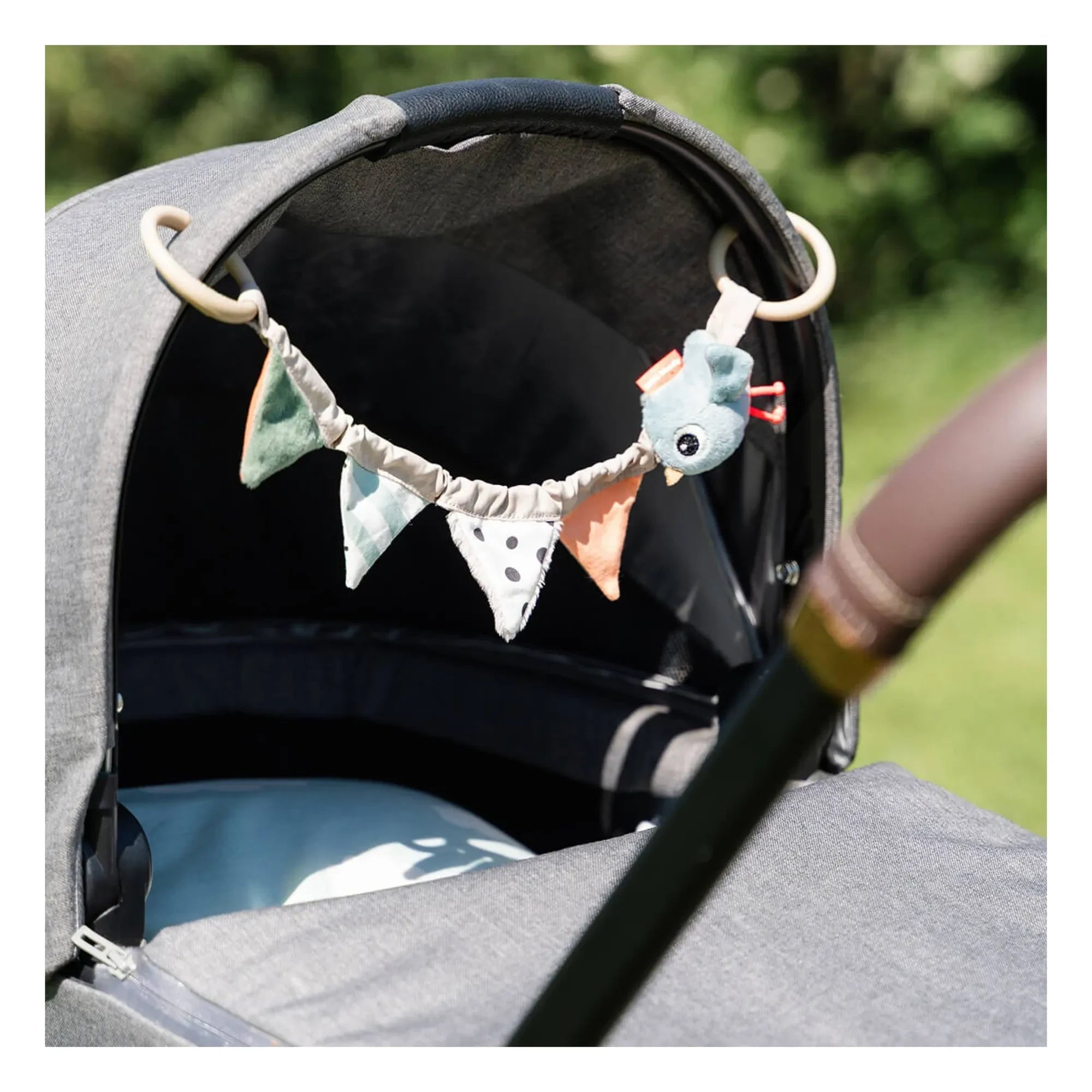 Done by deer - Feier Kinderwagen-Aktivitätskranz | Beige