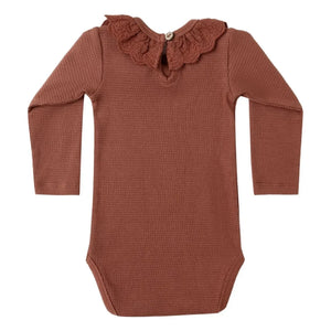 Quincy Mae – Gerippter Rollkragen-Body | Rouge Braun