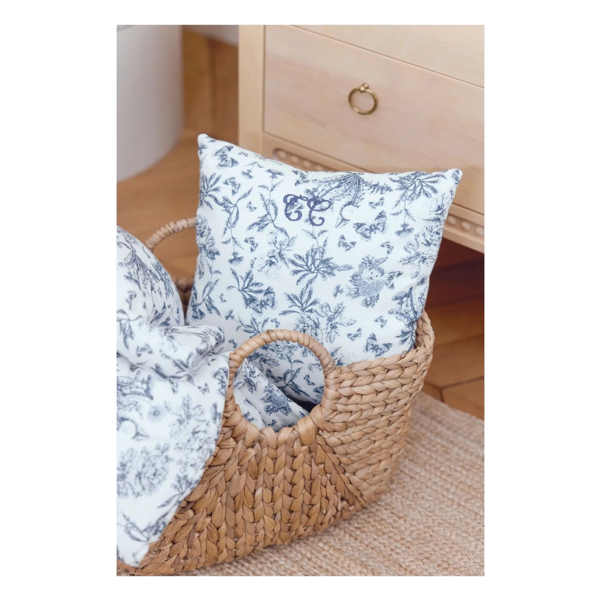 Tartine et Chocolat - Toile de Jouy Kissen | Marineblau