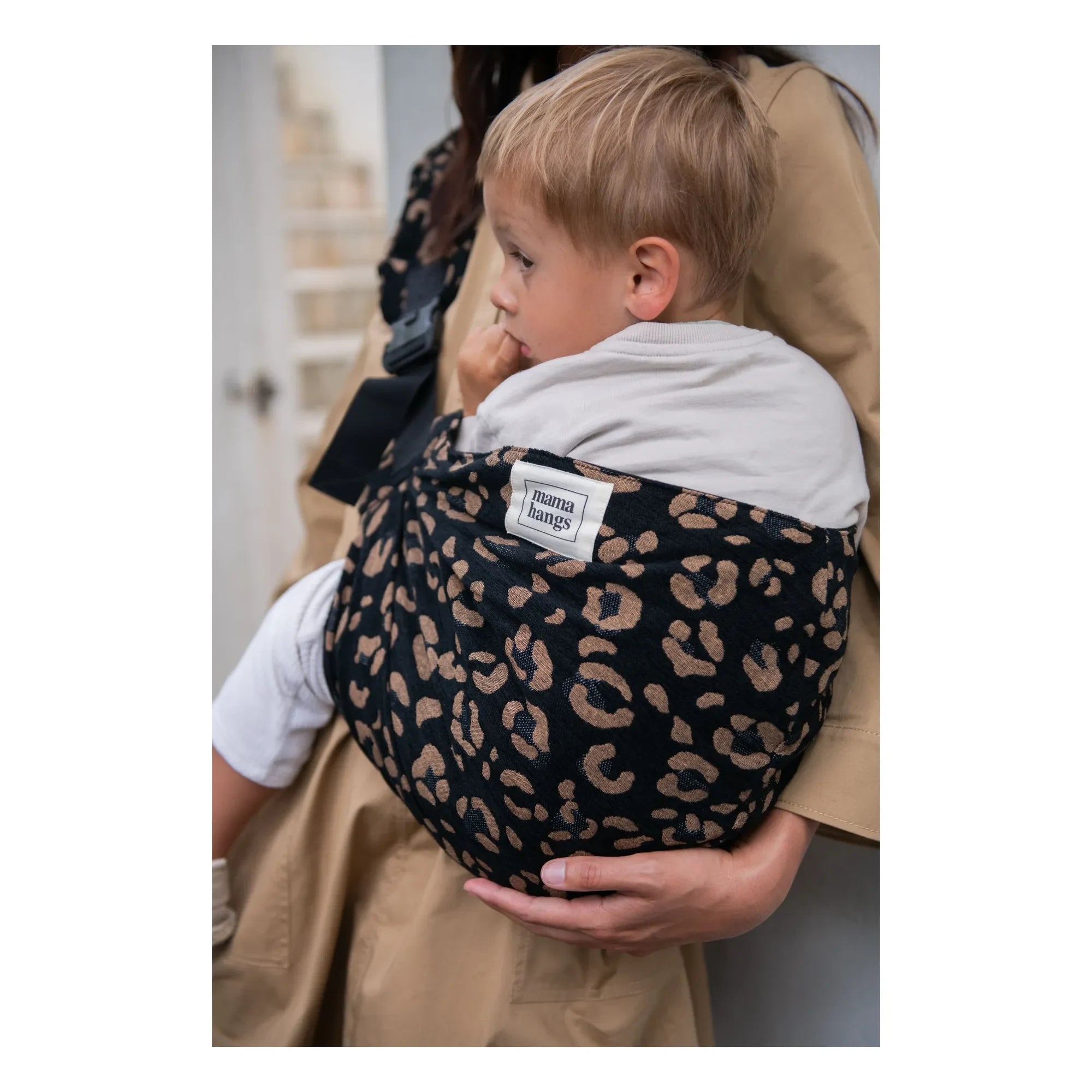 Mama Hangs - Carry & Walk Babytrage | Schwarzer Leopard