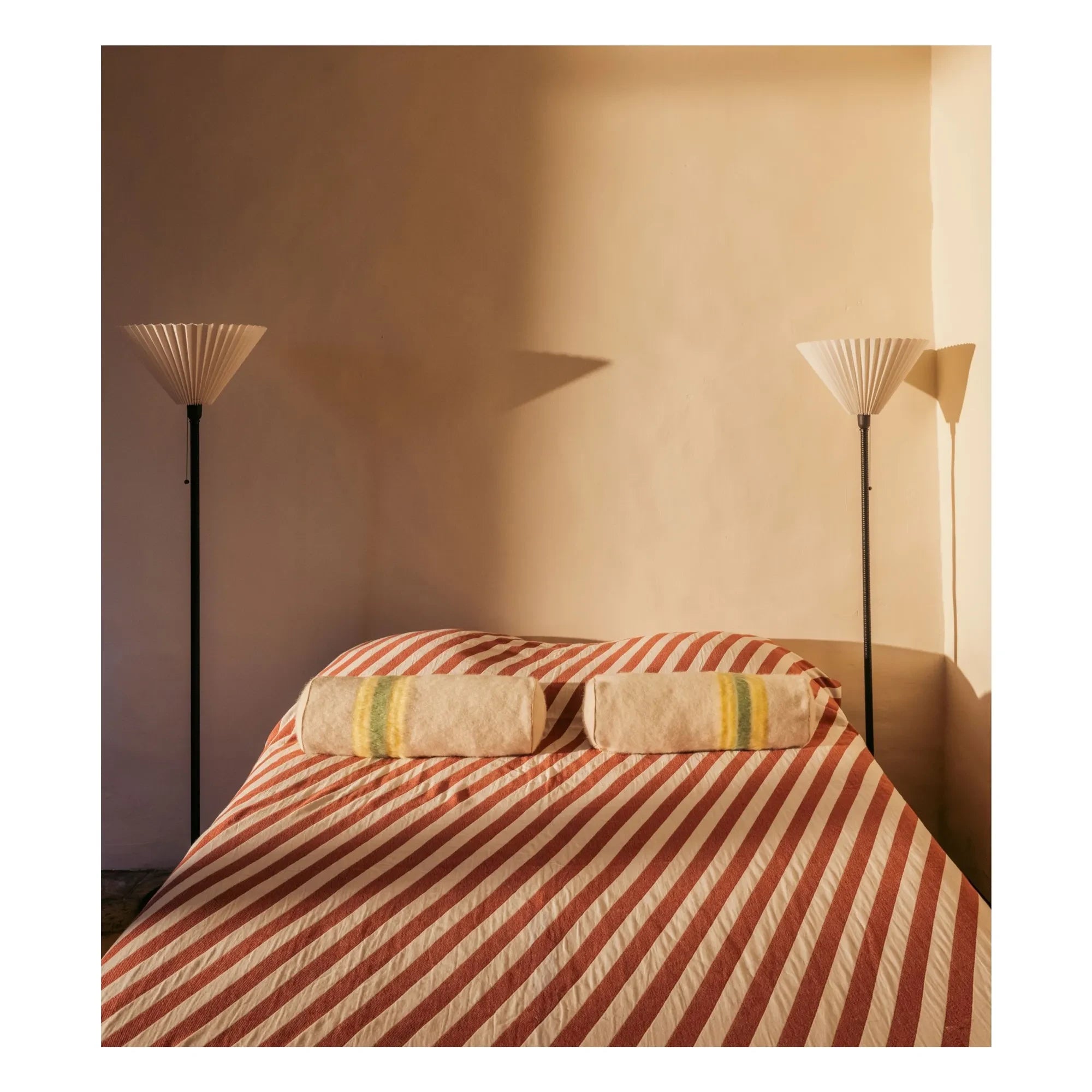 The Socialite Family - Adri gestreiftes Mohair-Kopfkissen | Gelb