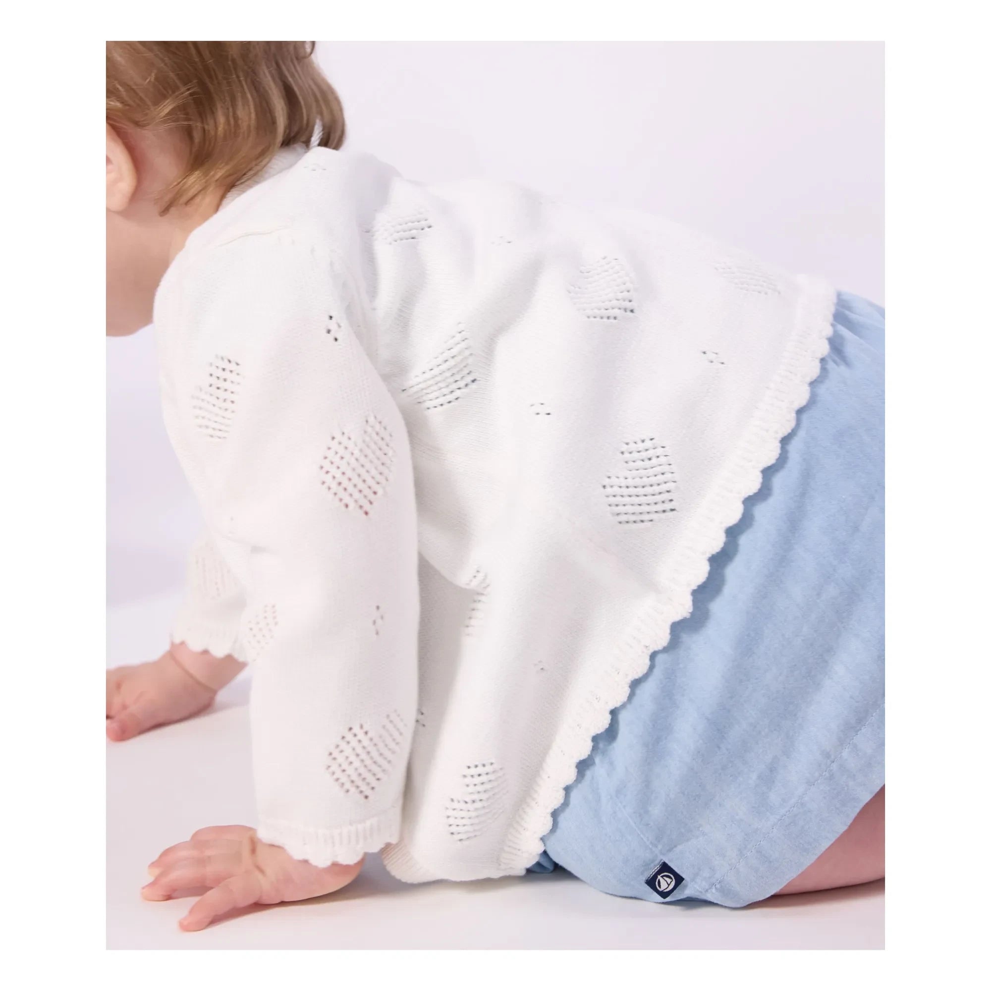 Petit Bateau – Cardigan aus Bio-Baumwolle mit Herzmuster | Weiß
