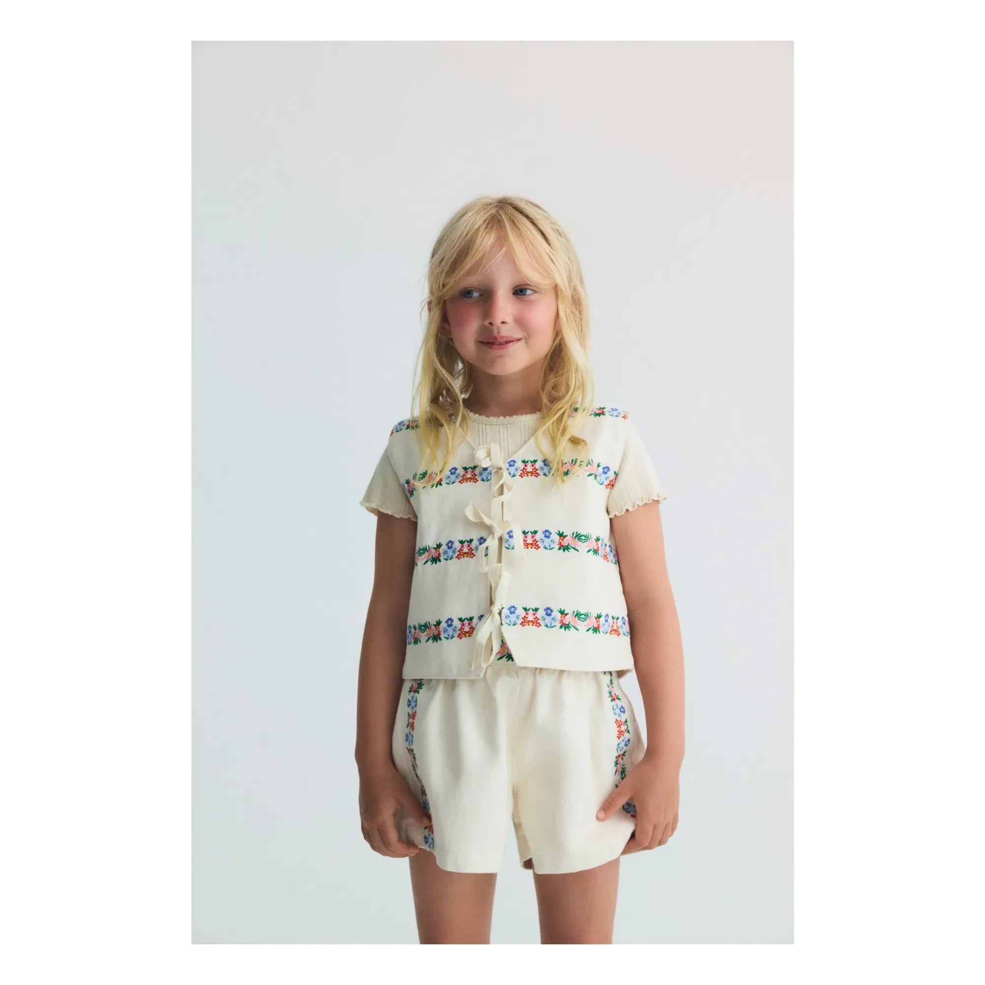 the new society - BCI Baumwolle Malva Blumen Bestickte Shorts | Ecru