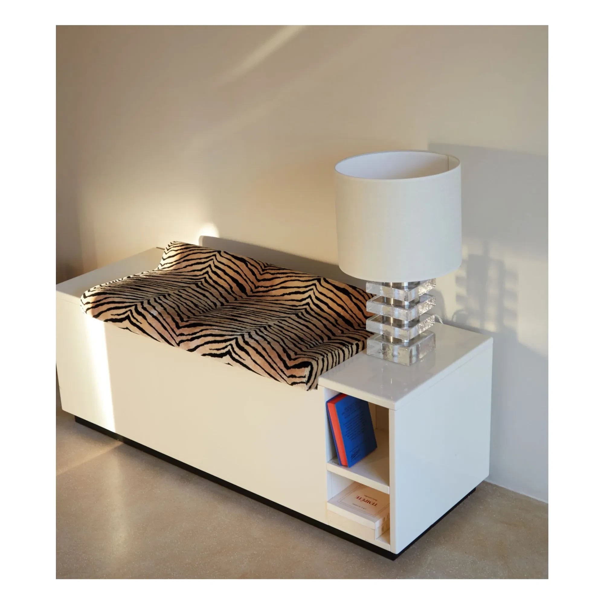 The Socialite Family - Cameleon Bank aus lackiertem Holz und Panther-Samt | Crème
