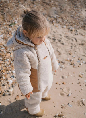 Töastie - Aus recycelten Fasern hergestellte Cloud Sherpa wasserdichte Jacke | Sand