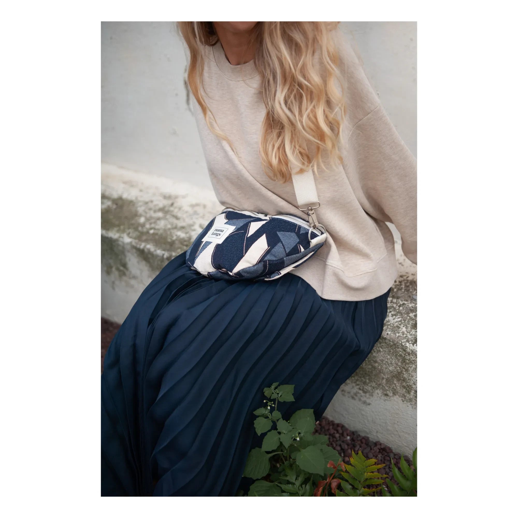 Mama Hangs - Bloom Bag multifunktionale Bananentasche | Indigo
