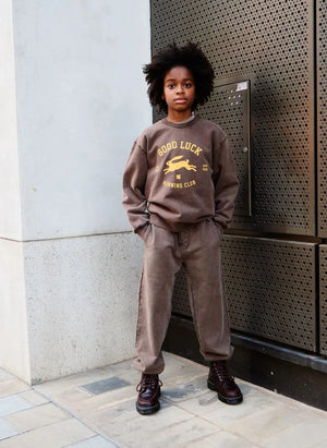 Finger in the nose - "Blow Good Luck" Organische Baumwoll-Sweatshirt | Schokolade