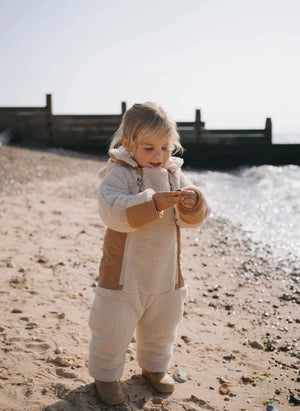 Töastie - Aus recycelten Fasern hergestellte Cloud Sherpa wasserdichte Jacke | Sand