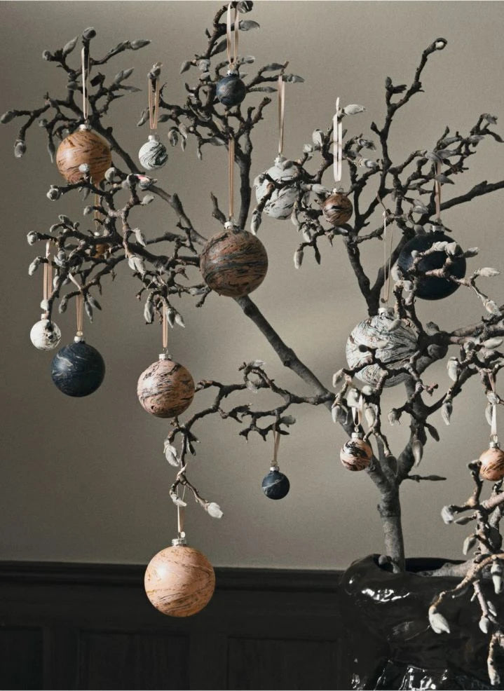 Ferm Living - Marmor-Optik Weihnachtsbaumkugeln - 4er Set