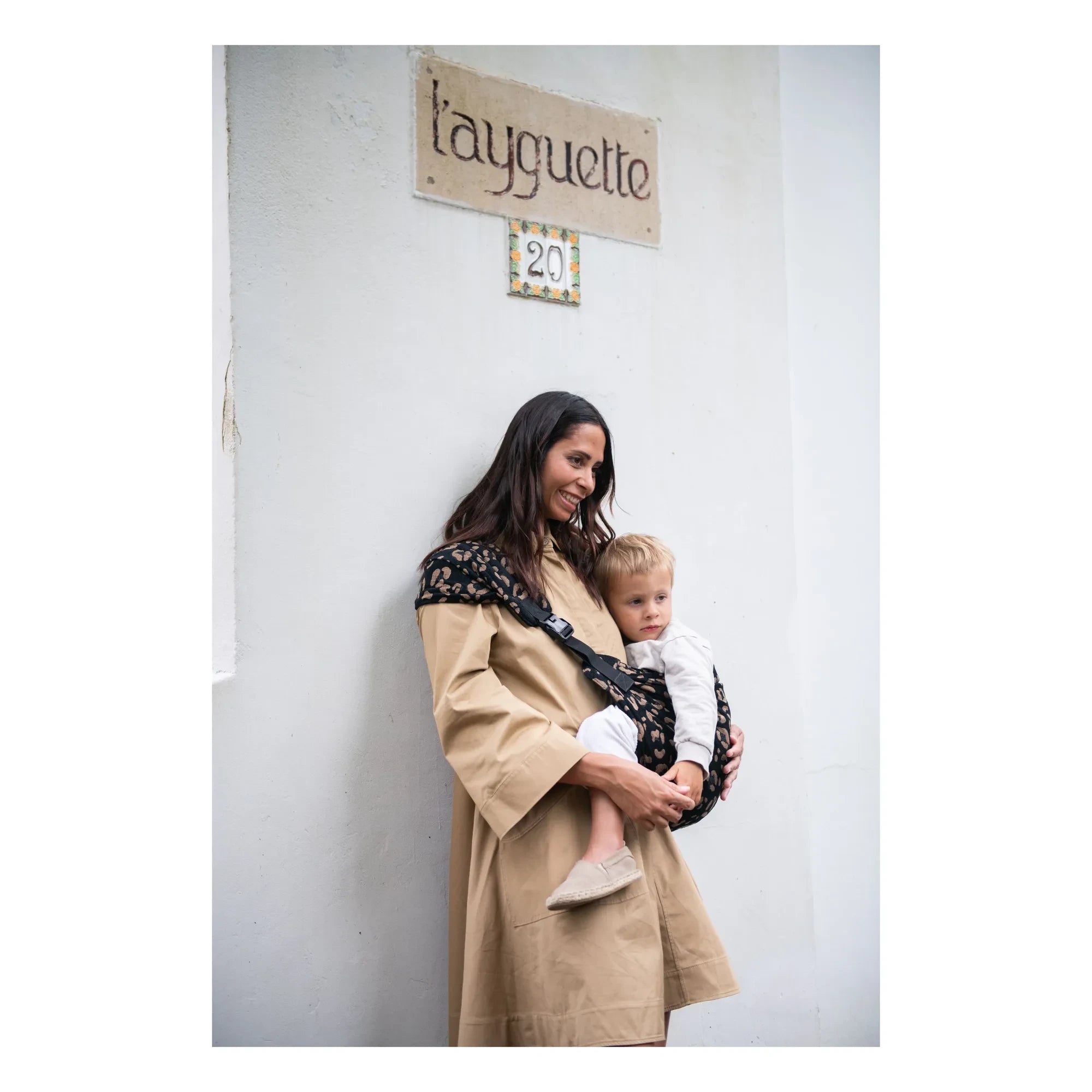 Mama Hangs - Carry & Walk Babytrage | Schwarzer Leopard