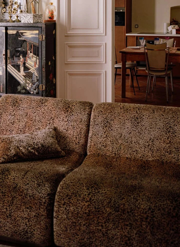 The Socialite Family - Carino Roseanna x The Socialite Family Leopar Desenli Jakarlı Kadife Yastık | Leopard