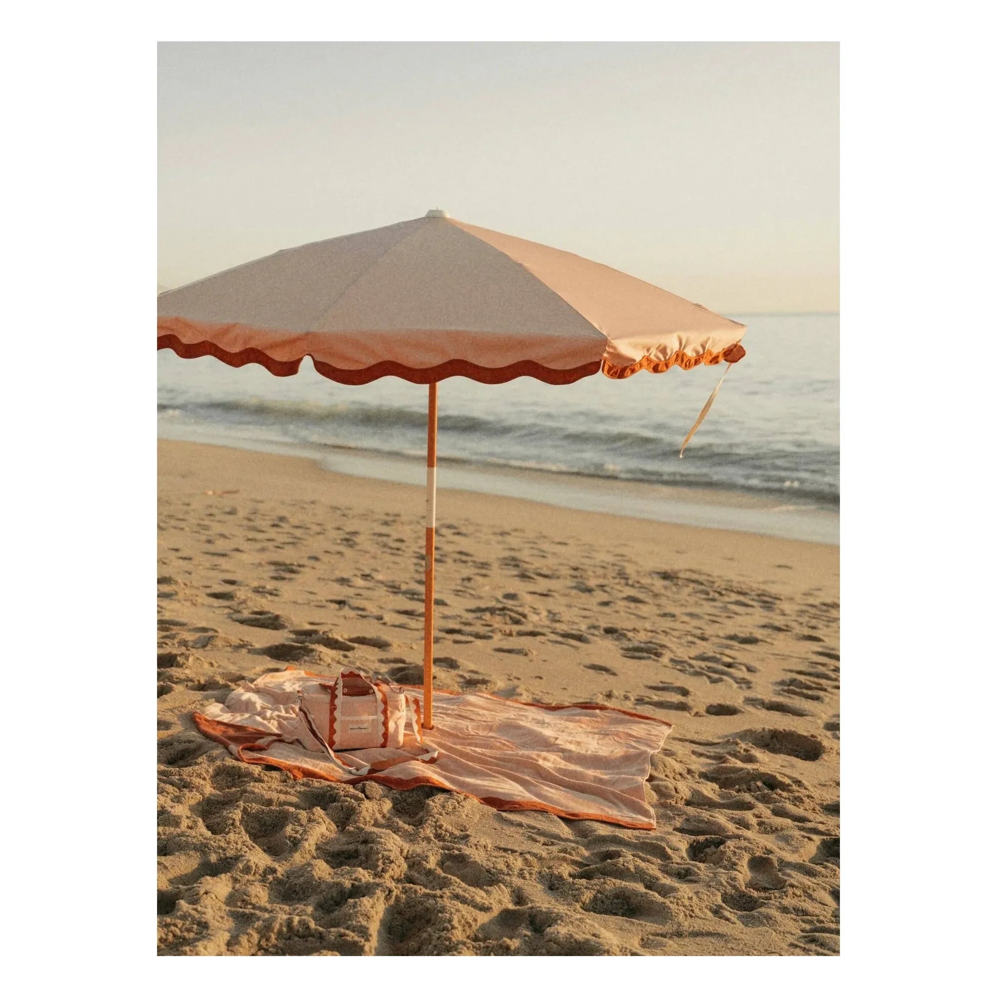 Business & Pleasure Co. – Perforiertes Strandtuch | Rosa