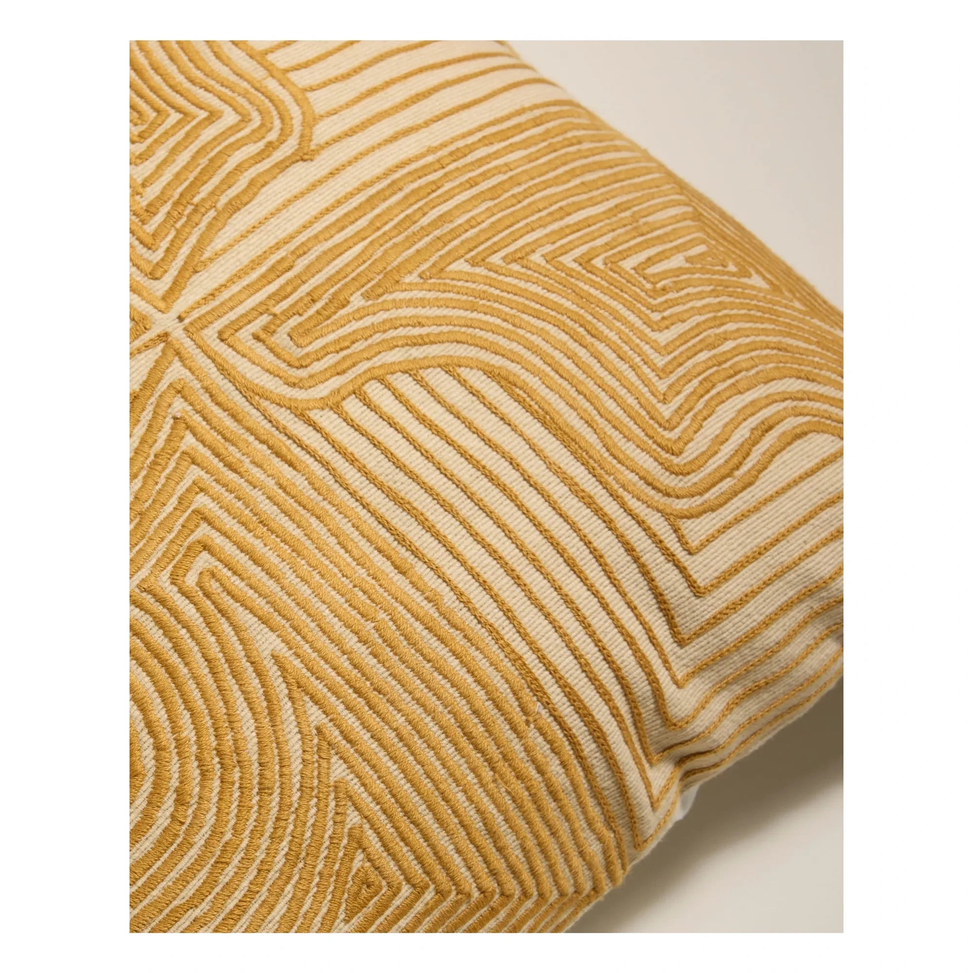 Maison Sarah Lavoine - Onda besticktes Kissen | Senf