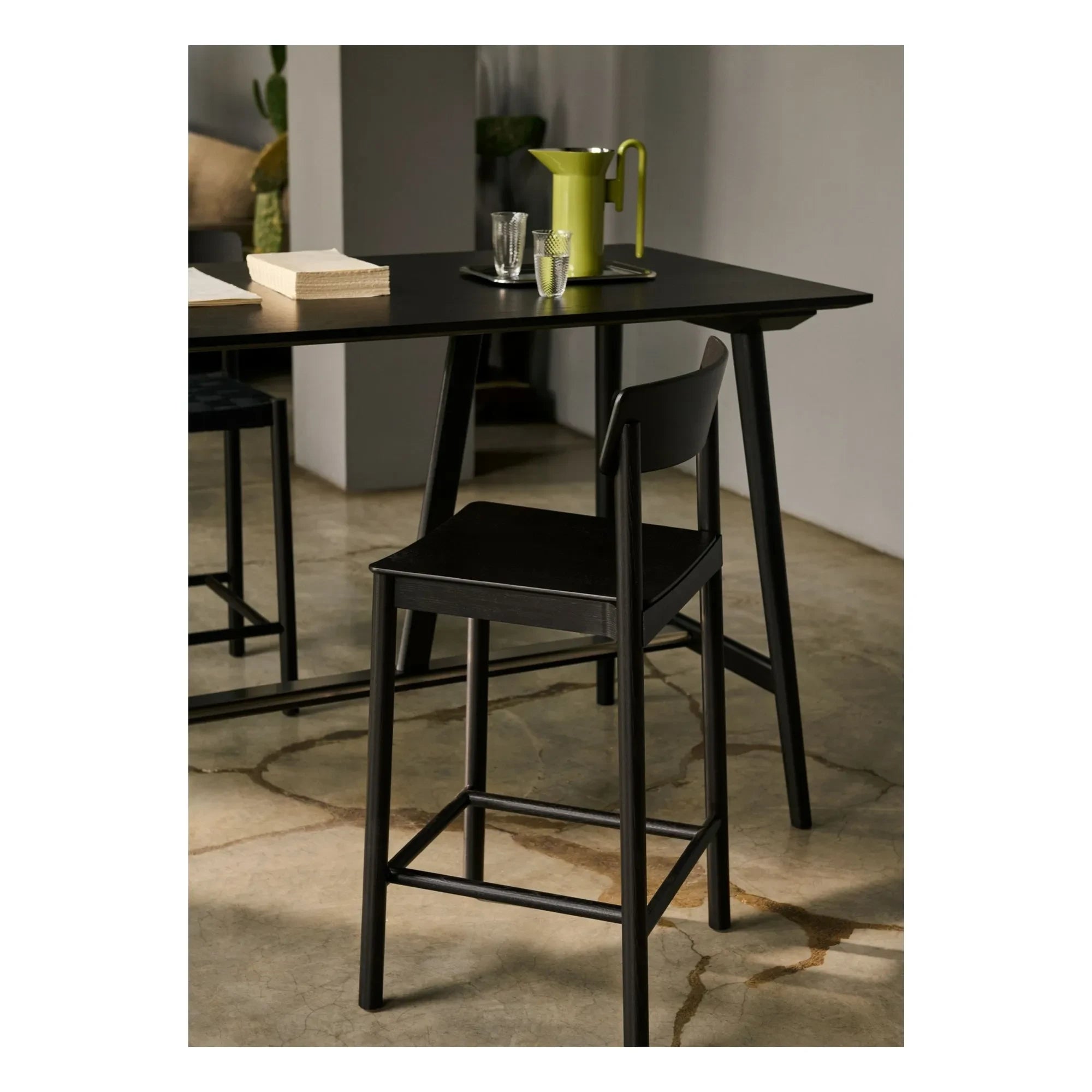 & Tradition - Betty TK12 Barhocker mit schwarzem Gurt, aschgrau, 65 cm | Schwarz