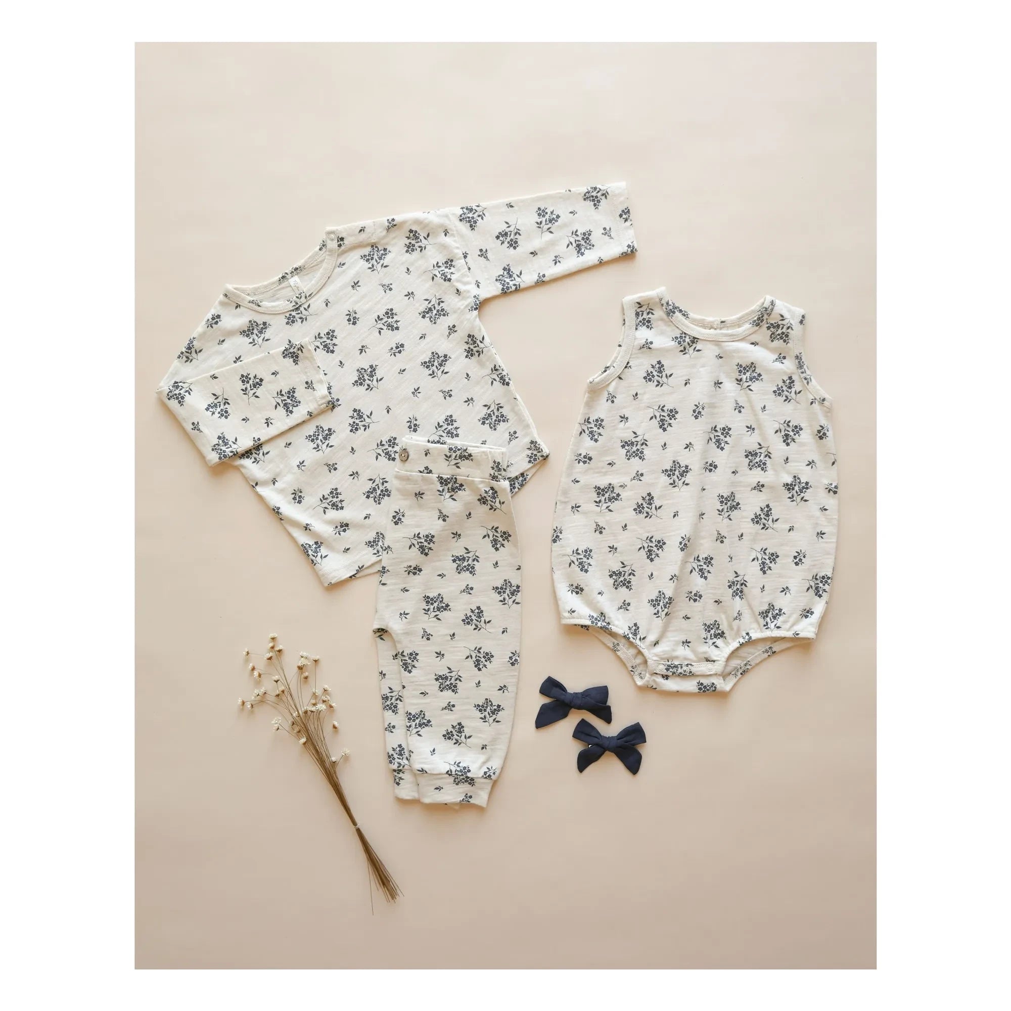 Rylee + Cru - T-Shirt und Hose Set mit Blumenmuster | Ecru