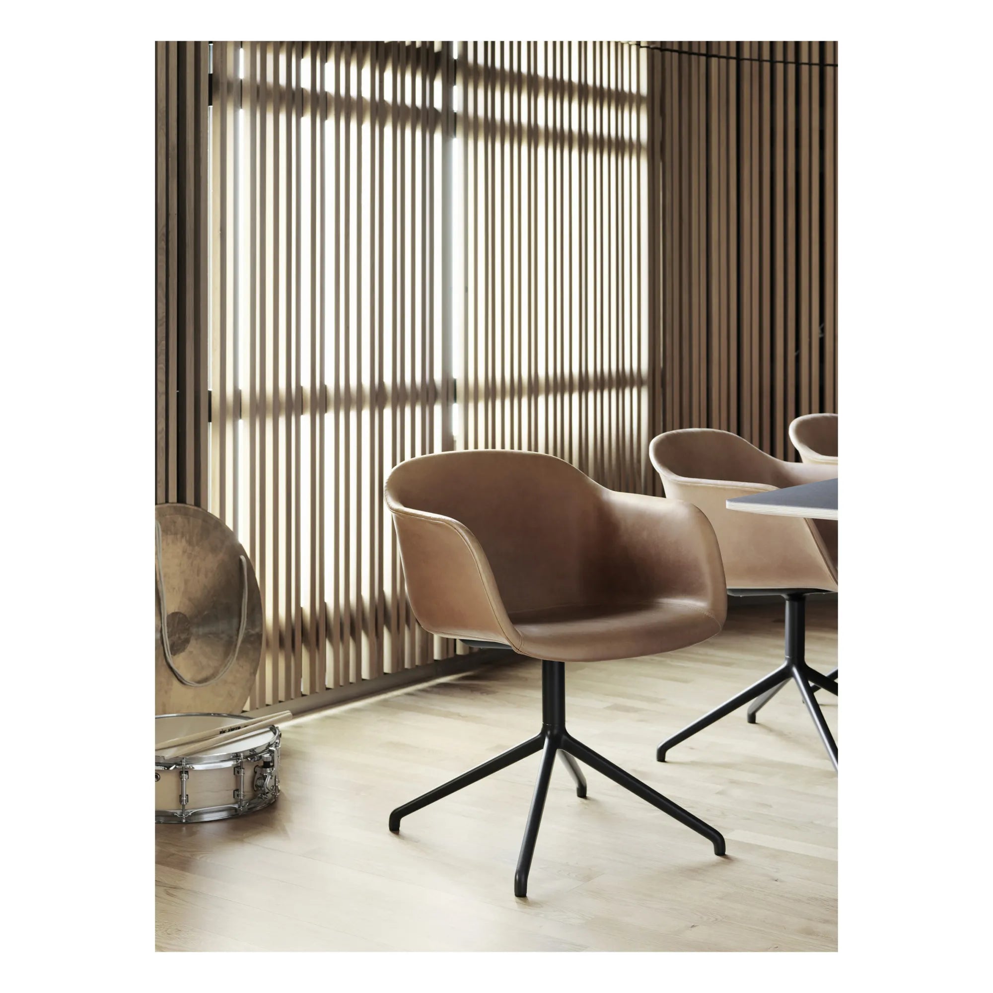Muuto - Fiber-Lederstuhl mit Armlehnen | Cognac