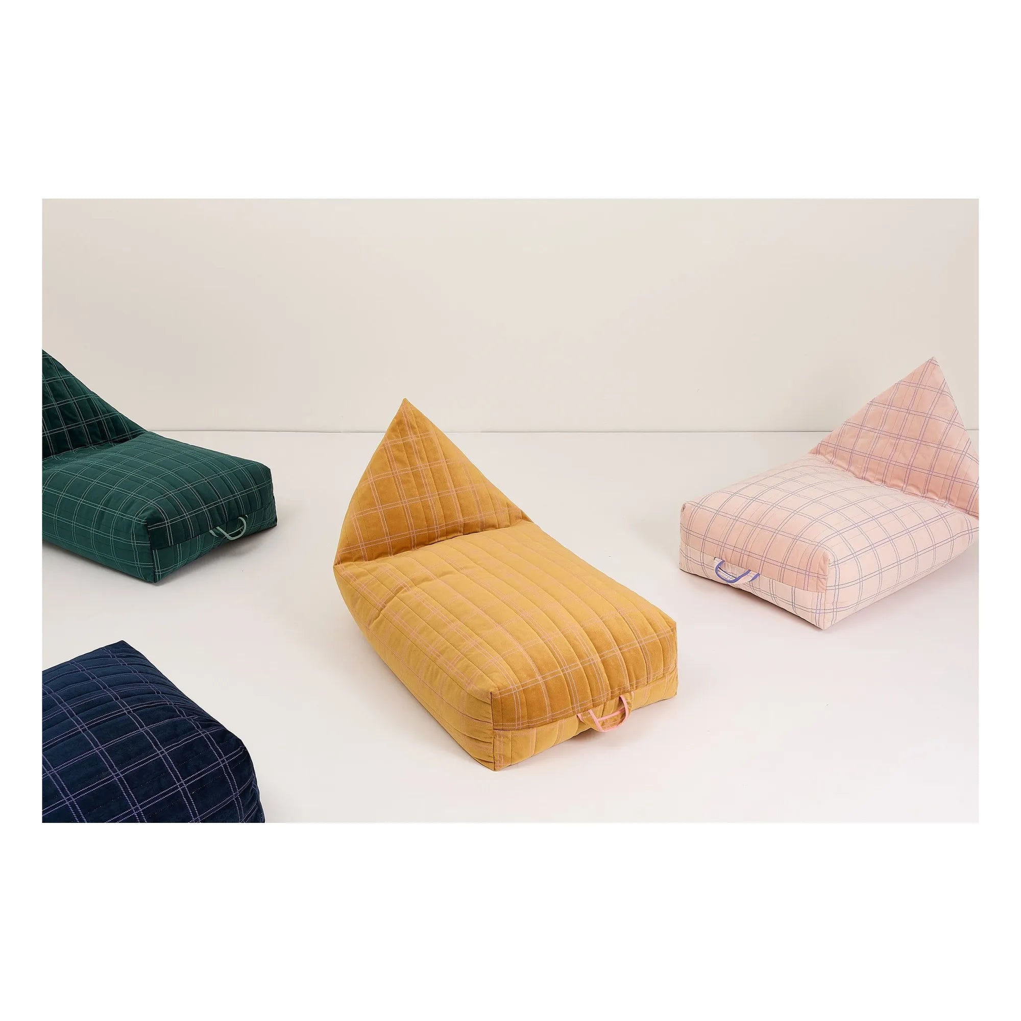 Nobodinoz - Langer Hocker aus Eco-Samt | Rosa