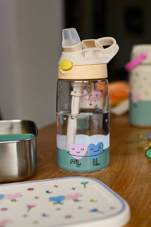 The Cotton Cloud - Dancing Hearts 480ML Tritan Trinkflasche mit verstecktem Strohhalm