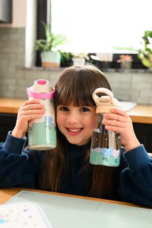 The Cotton Cloud - Dancing Hearts 480ML Tritan Trinkflasche mit verstecktem Strohhalm