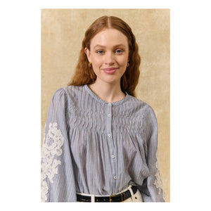 Louise Misha - Jally Gestreifte Bluse aus Bio-Baumwolle | Blau