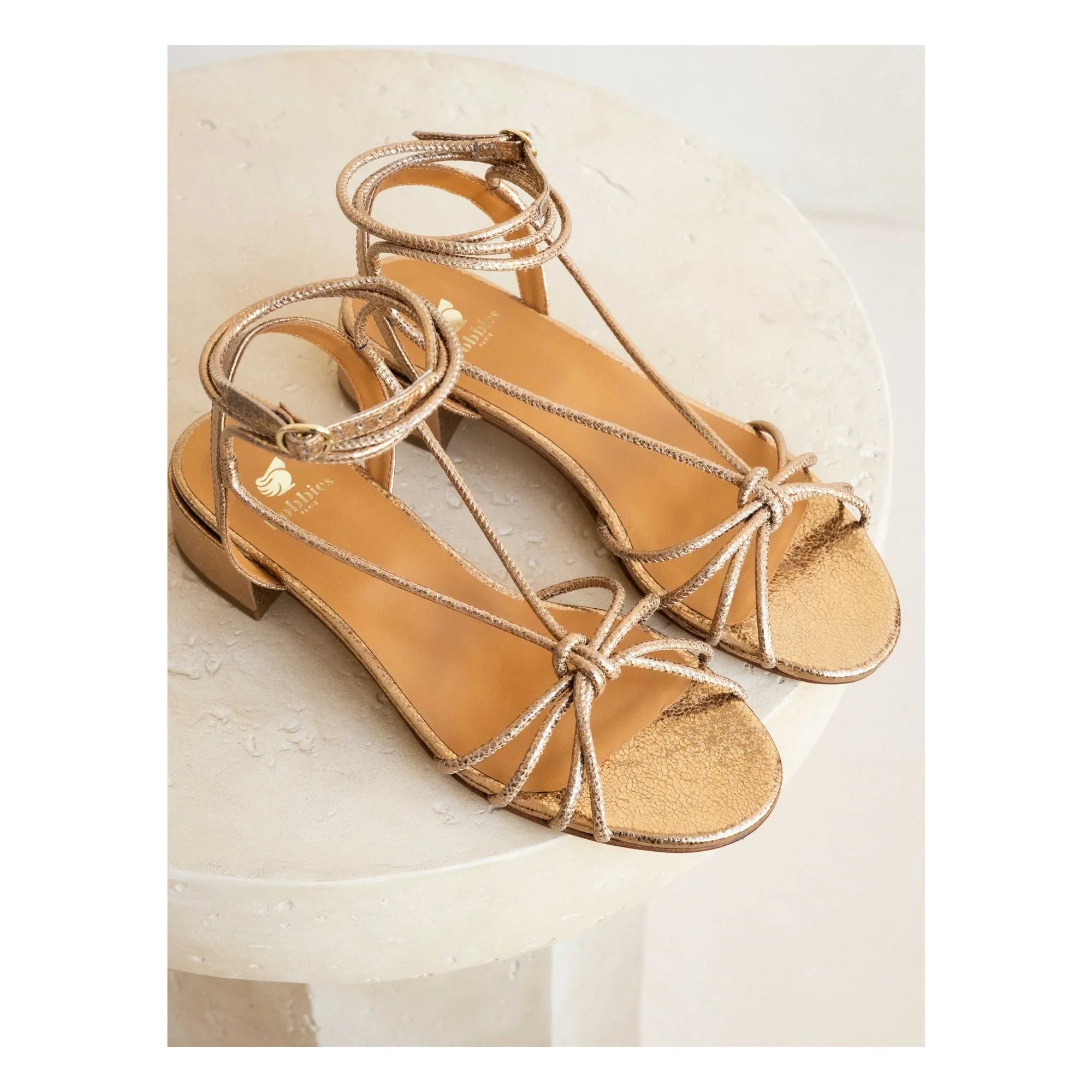 Bobbies - Tara Sandale aus laminiertem Leder | Gold