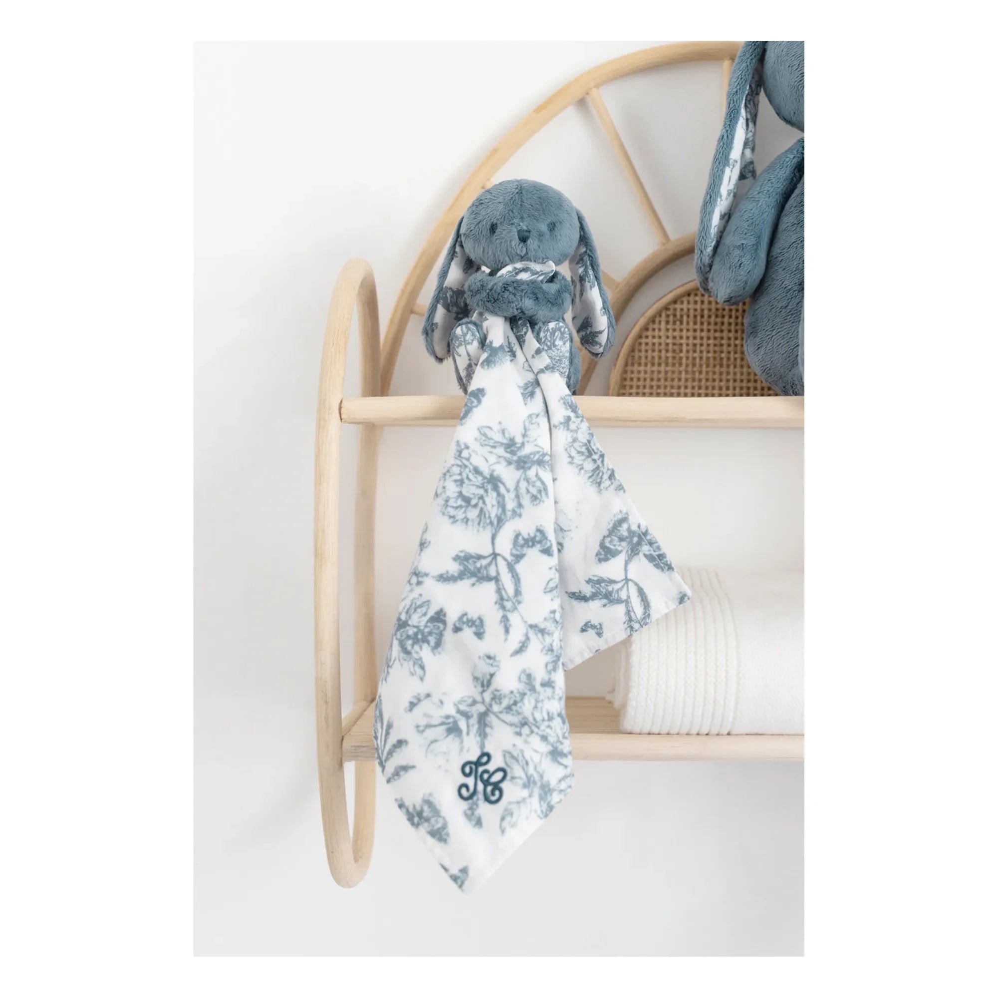 Tartine et Chocolat - Kuscheltier Hase Augustin Toile de Jouy | Blau