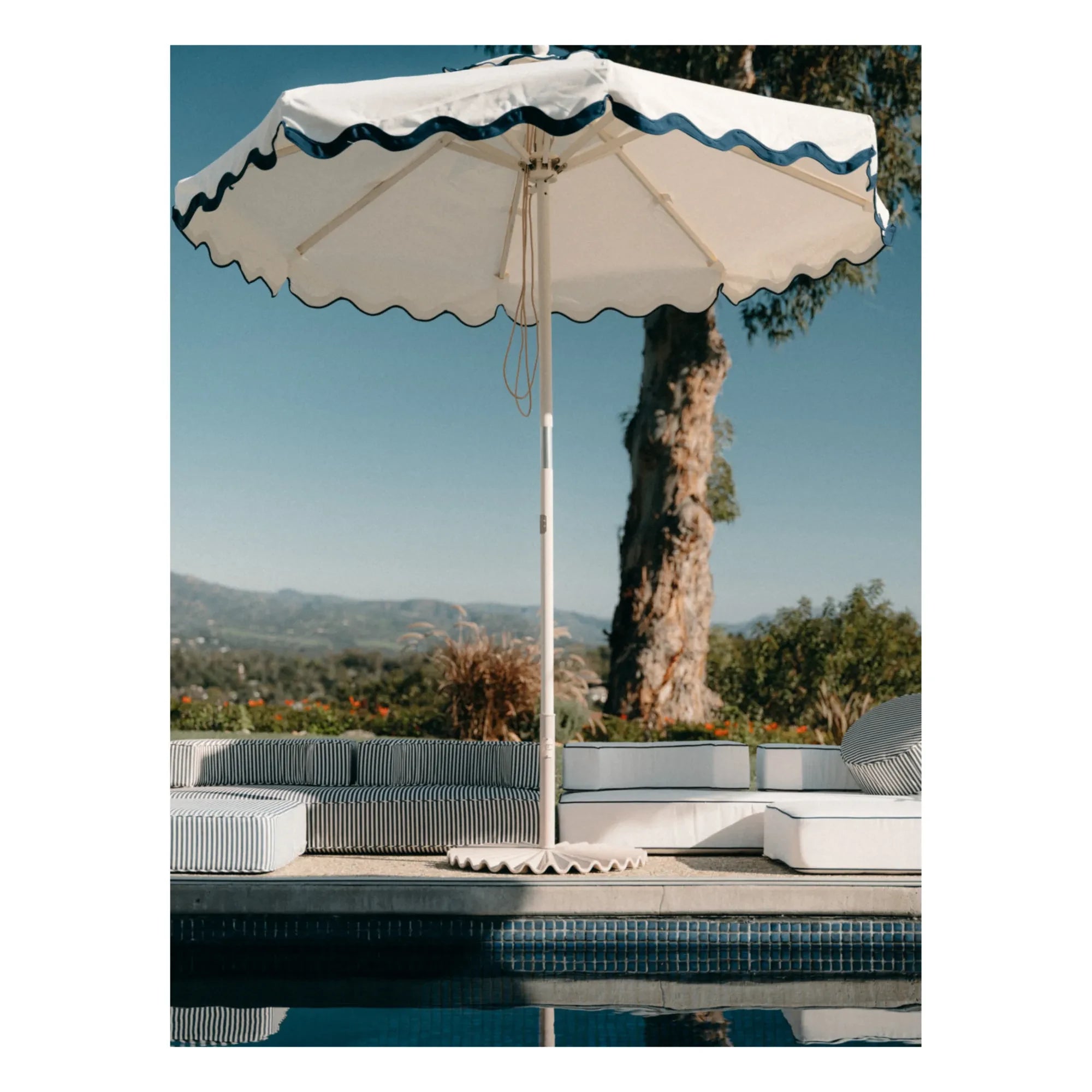 Business & Pleasure Co. - Gestreifter Sonnenschirmständer | Weiß