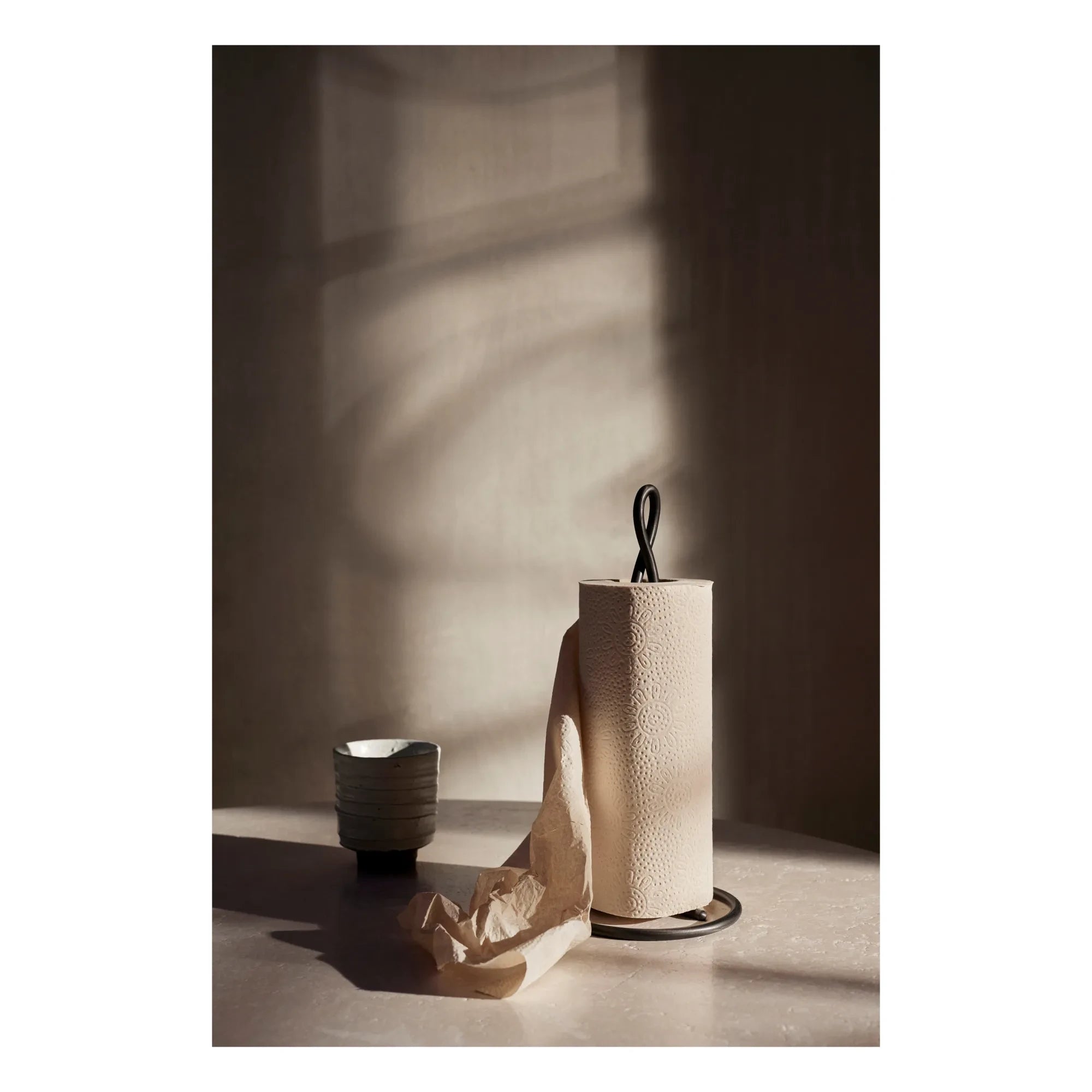 Ferm Living - Curvature Küchenrollenhalter | Schwarz