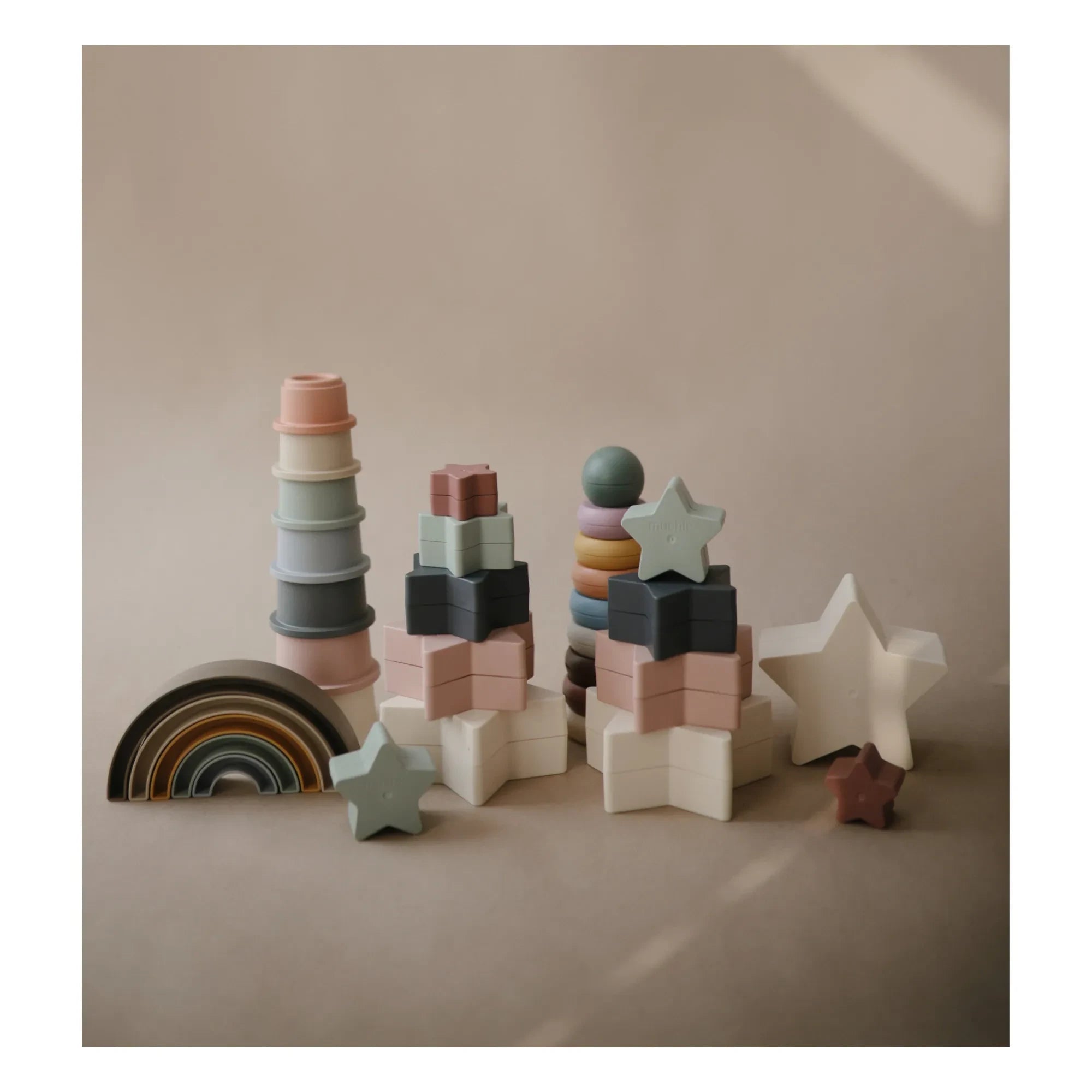 Mushie - Stapelbarer Regenbogen | Dunkelgrau