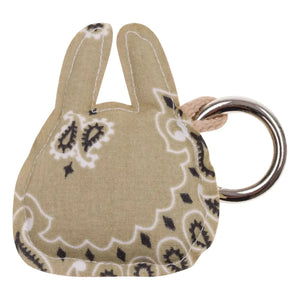 Ruf es bei deinem Namen – Rabi Charms | Beige