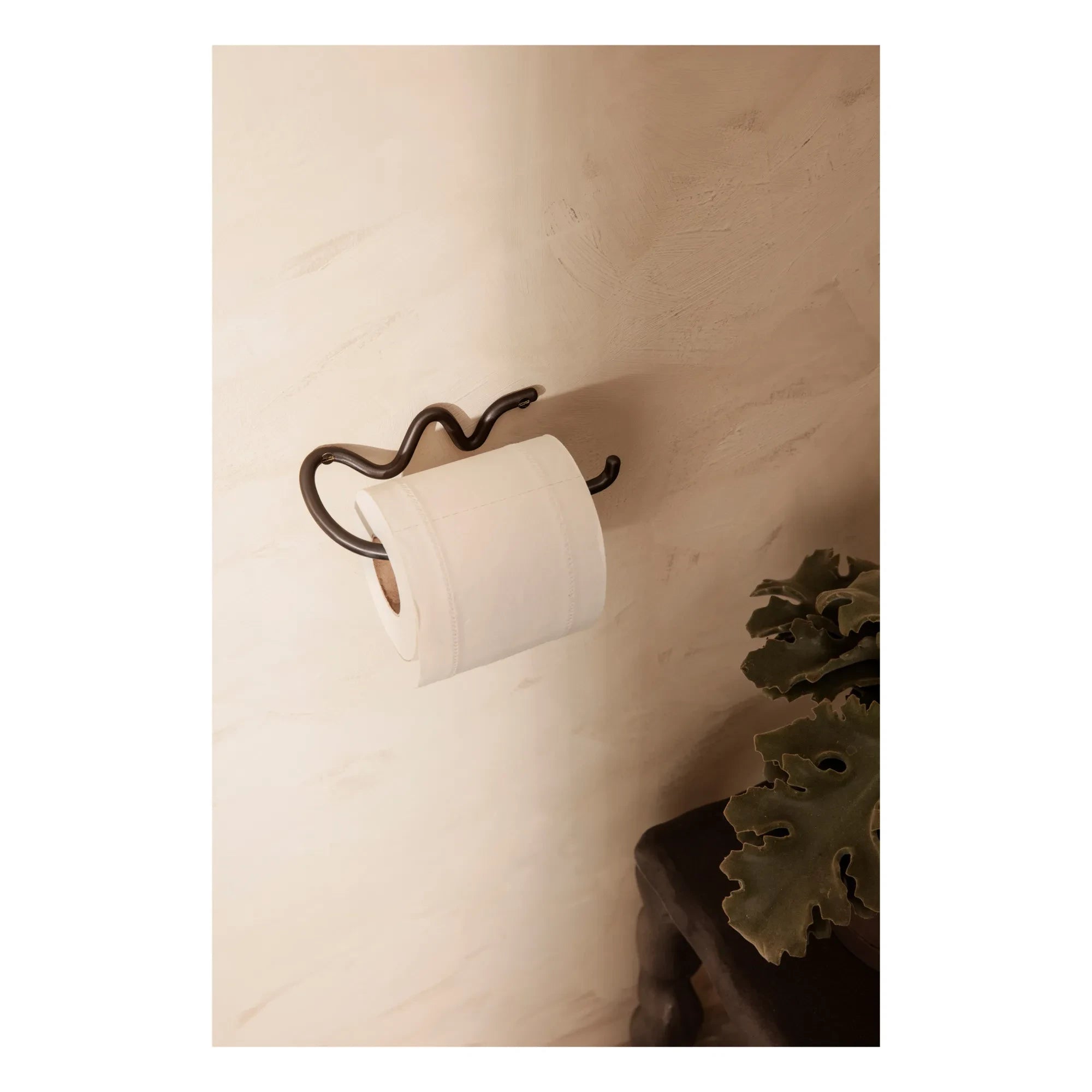 Ferm Living - Curvature Toilettenpapierhalter | Schwarz