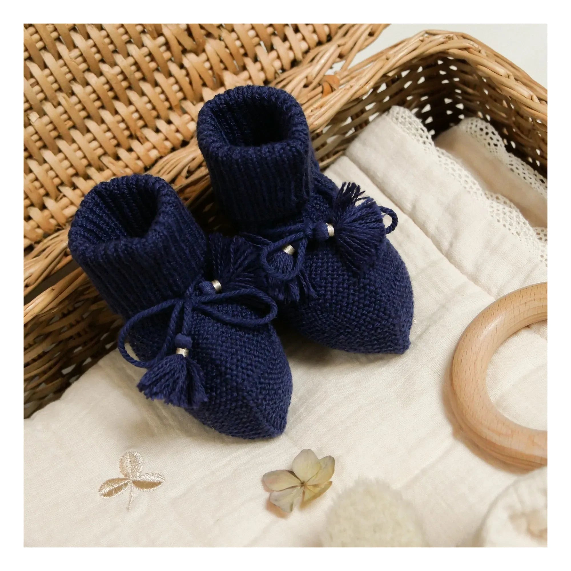 Gentil Coquelicot - Gestrickte Hausschuhe und bestickte Tasche | Marineblau