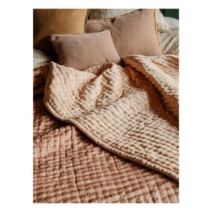 Le Monde Sauvage - Ritournelle Seiden-Tagesdecke | Blush