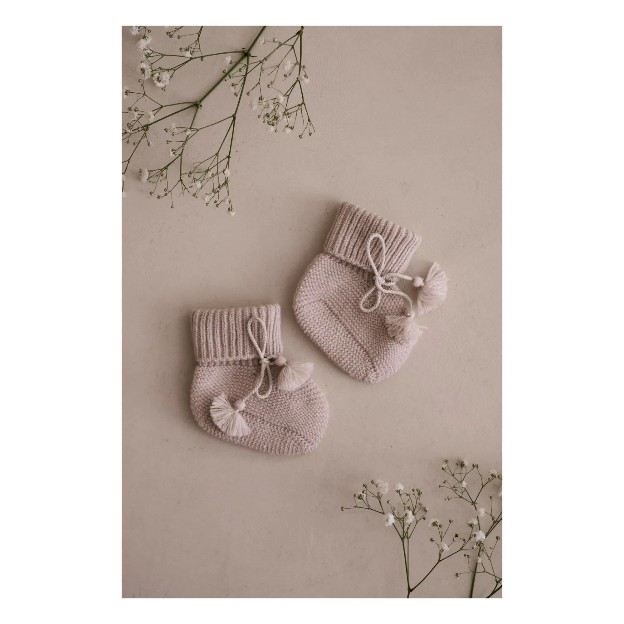 Gentil Coquelicot - Gestrickte Babyschuhe und bestickter Beutel | Perlengrau