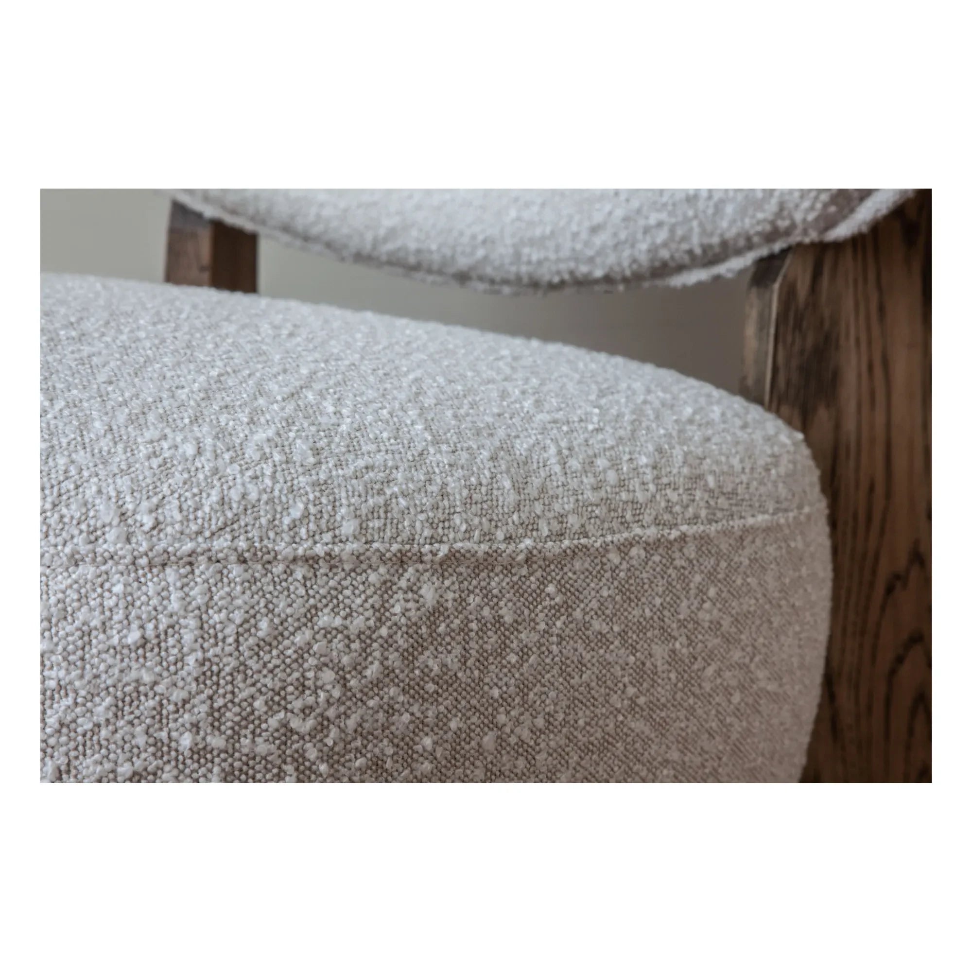 Panac Edition - Nicolo Bouclé und Räuchereiche Sessel - 65 cm | Gebrochenes Weiß