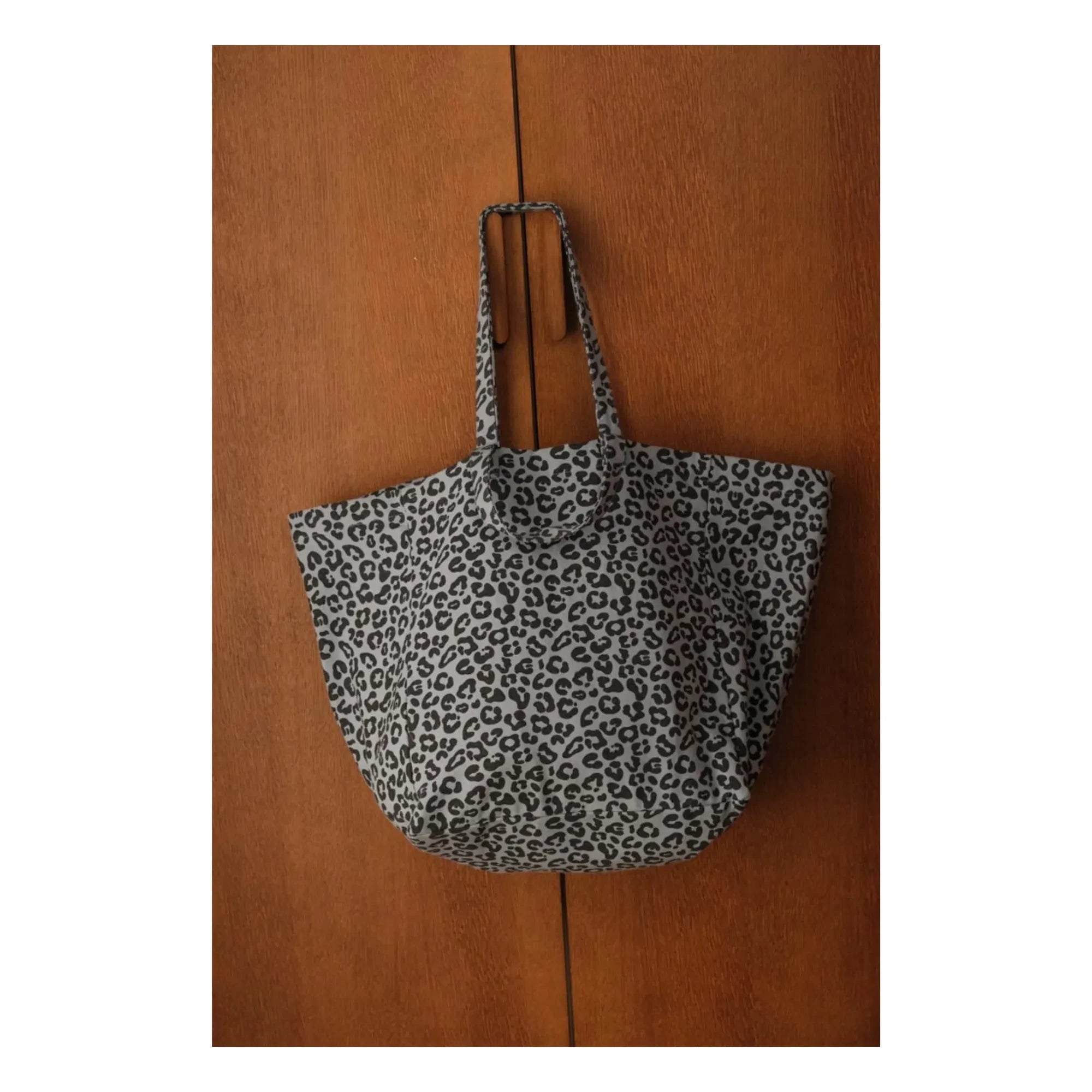 Rose in April - Elisa Graou Tasche | Blau