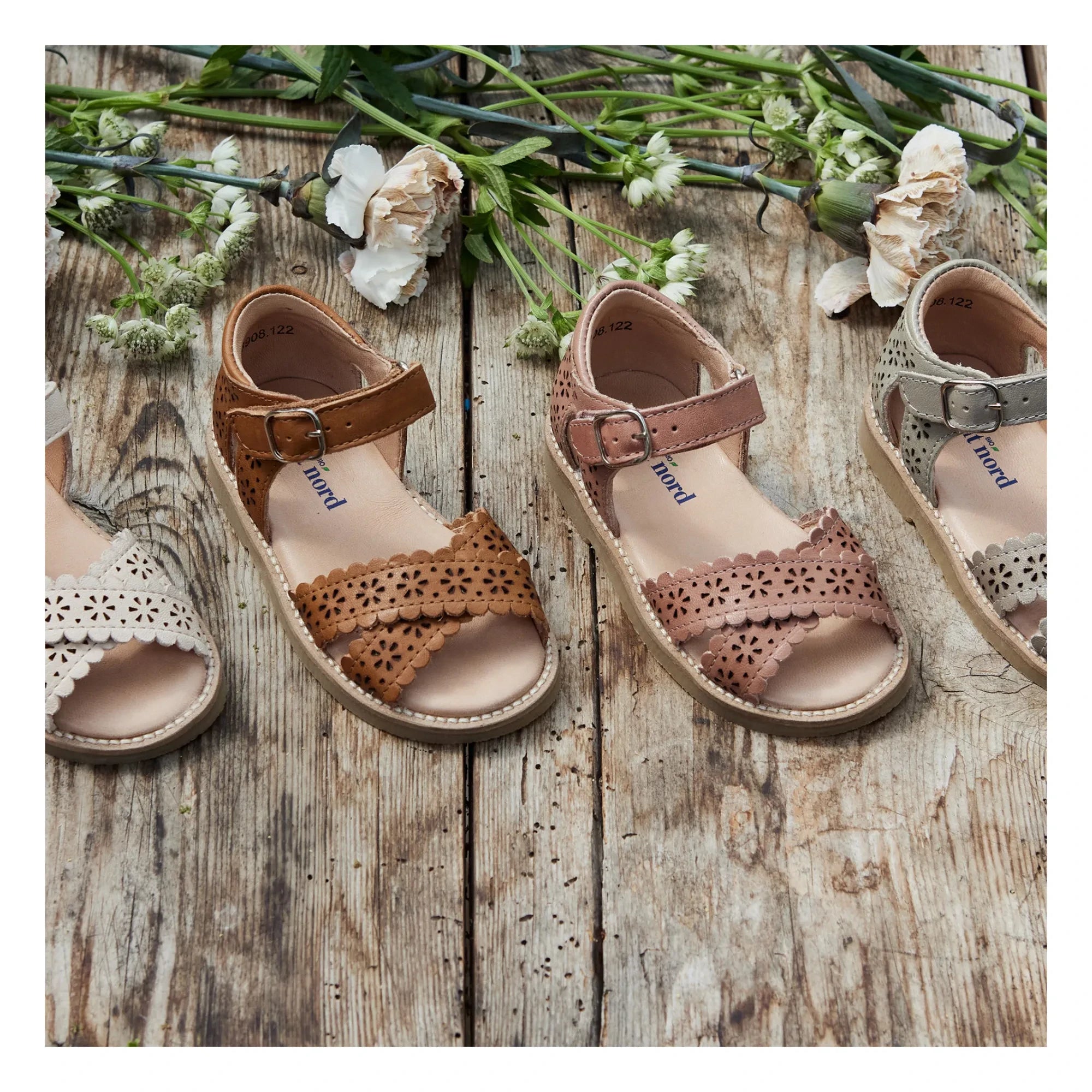 Petit Nord - Gekreuzte Sandalen mit Blumenmuster | Creme