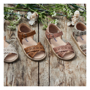 Petit Nord - Gekreuzte Sandalen mit Blumenmuster | Creme