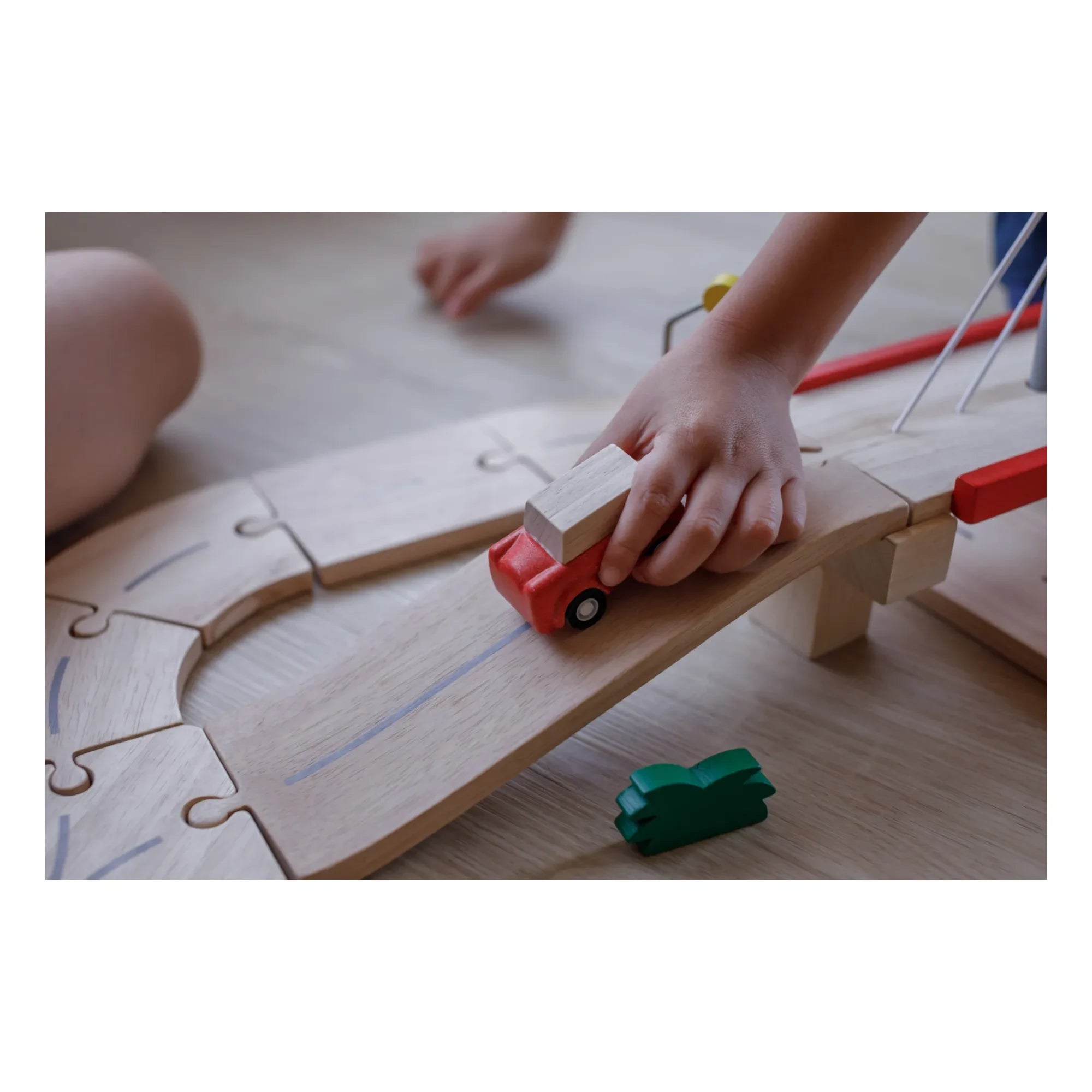 Plan Toys - Holzautoschiene und Zubehör