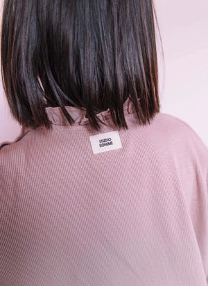 Studio Bohème - T-Shirt mit Kragen und Raffung aus Bio-Baumwolle | Rosewood