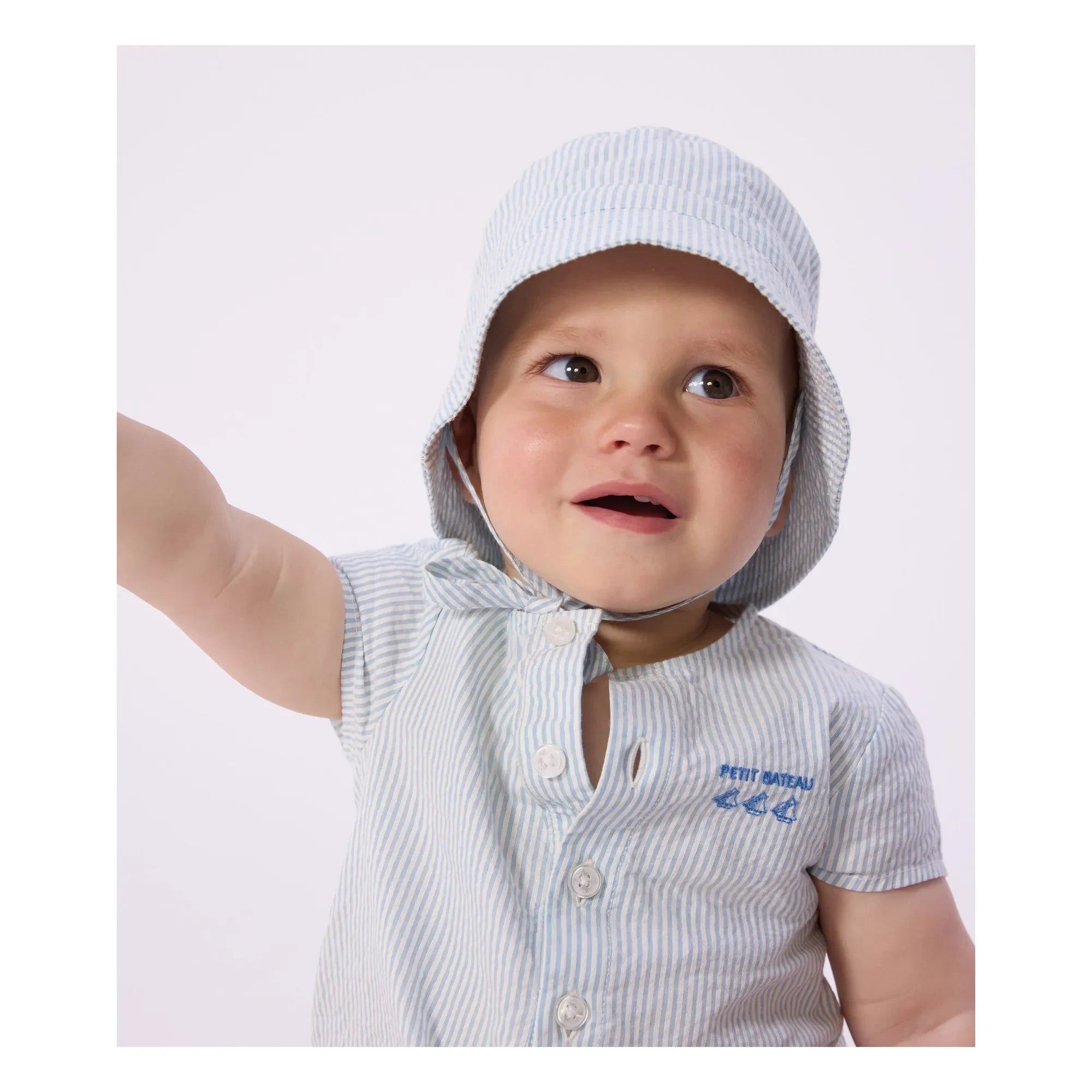 Petit Bateau – Fischerhut gestreifter Seersucker Bio-Baumwolle | Hellblau