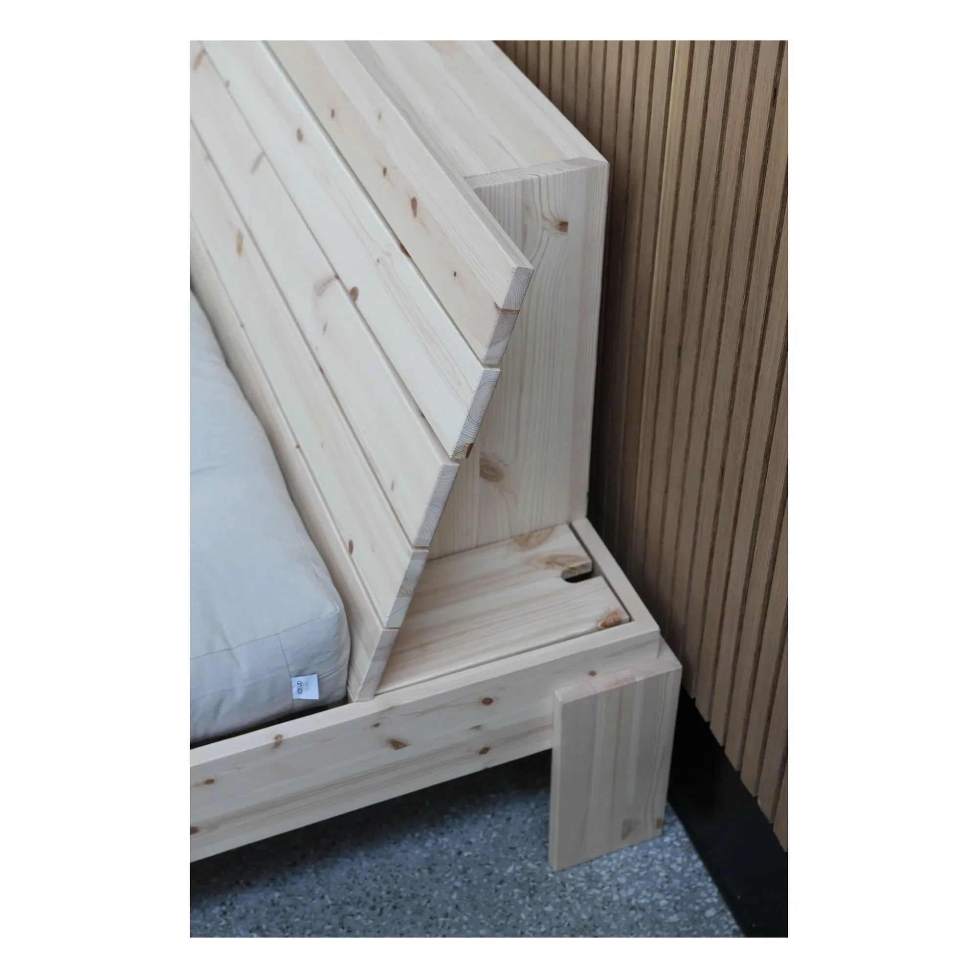 Karup Design - Holzbett mit dem Titel Layers