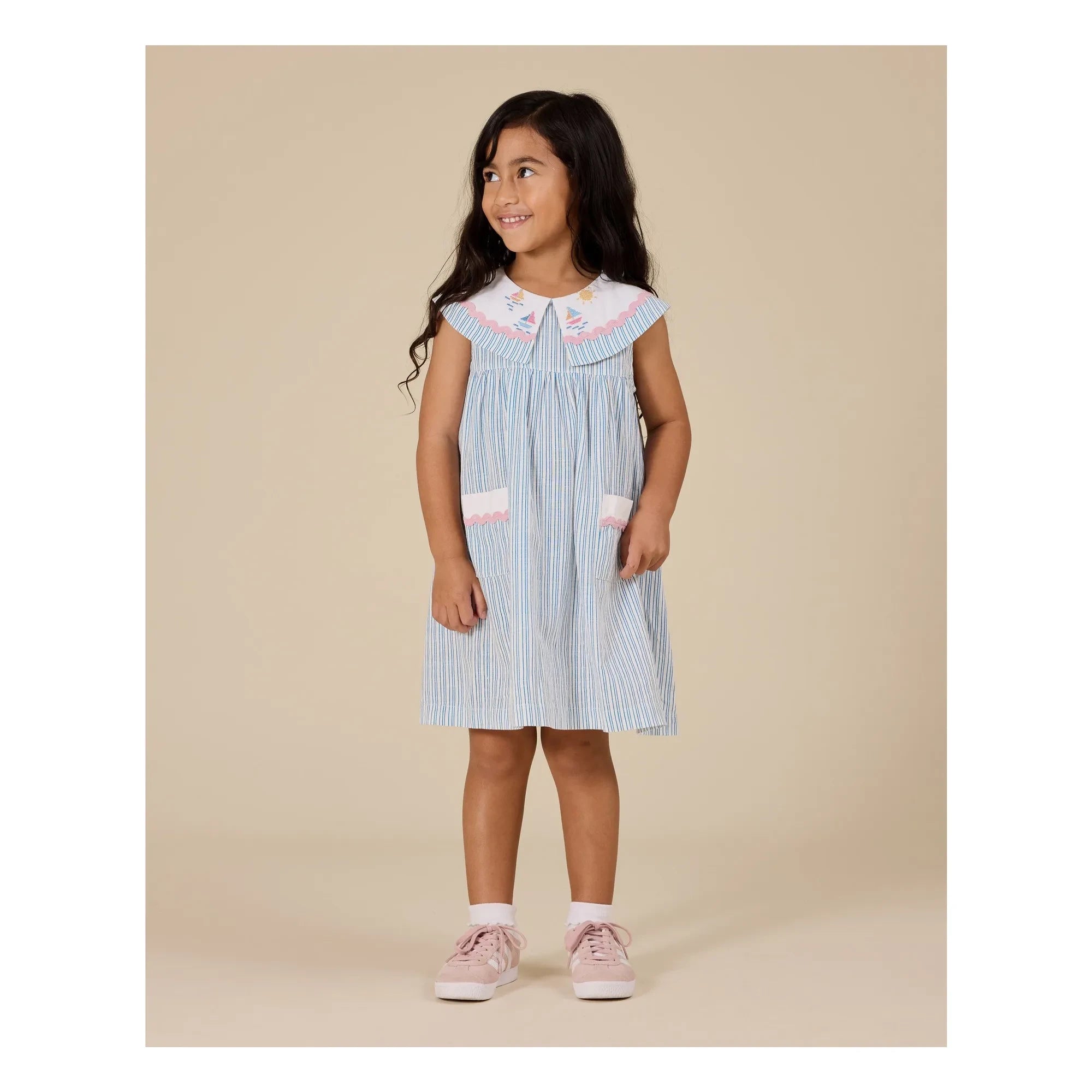 Goldie + Ace – Gestreiftes Matrosenkleid | Blau