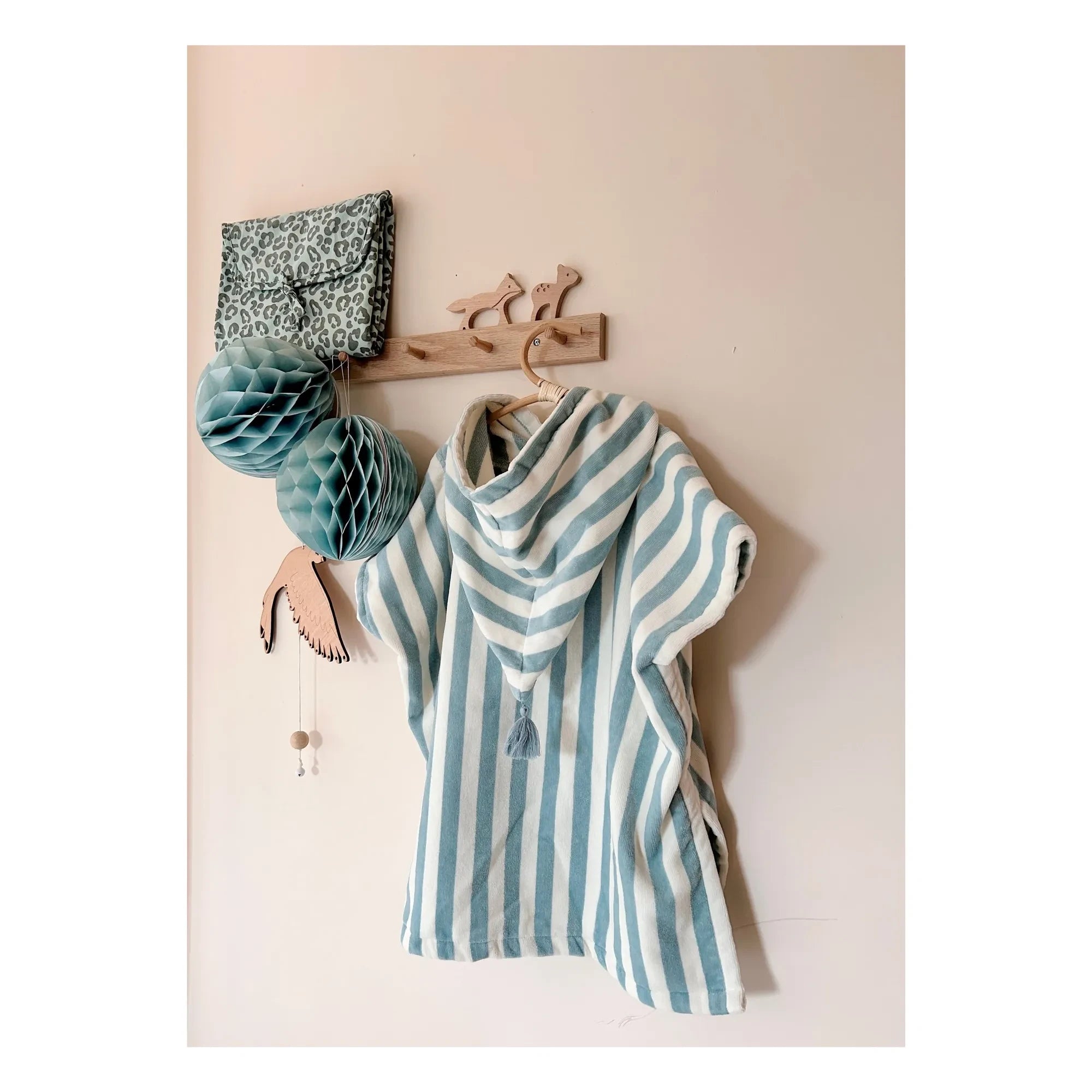 Rose in April - Suzon gestreifter Strandponcho | Hellblau