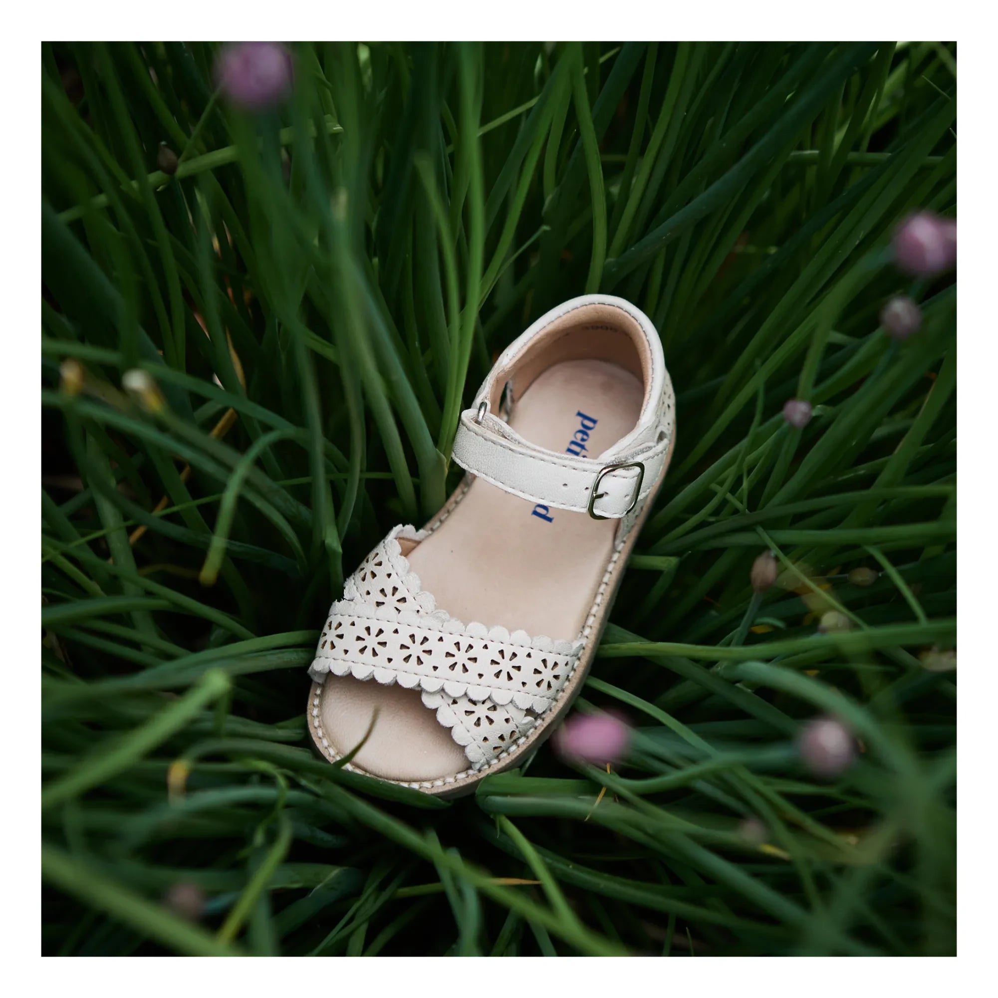 Petit Nord - Gekreuzte Sandalen mit Blumenmuster | Creme